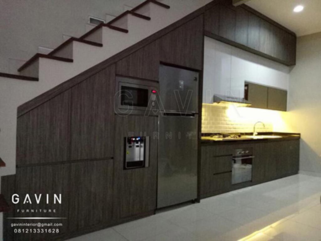 model kitchen set minimalis letter i bawah tangga