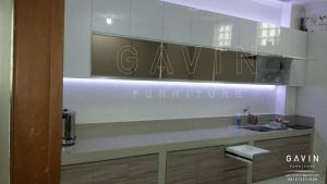 interior dapur modern finishing hpl kombinasi cermin bronze Q2823