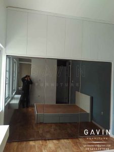 lemari pakaian sliding 3 pintu model minimalis kombinasi hpl dan cermin