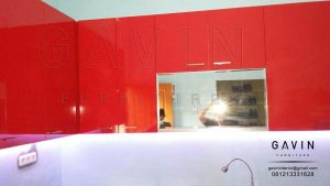 gambar kitchen set warna merah finishing hpl project di Jelambar Q2911