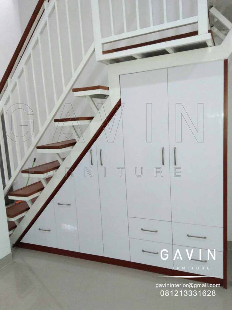 Lemari bawah tangga minimalis warna putih glossy Q2960