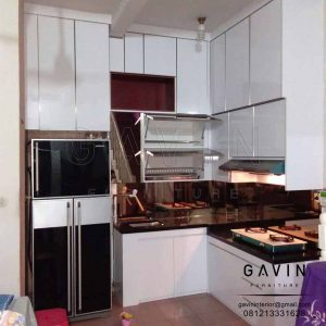 Finishing HPl supreme white glossy dengan backsplash cermin untuk kitchen di Latumenten Q2978