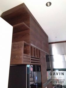 ambalan dapur di atas kulkas desain minimalis by Gavin