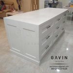 kabinet island warna putih finishing semi glossy