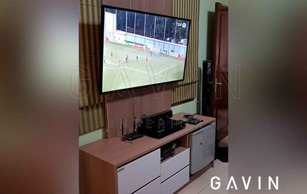 Backdrop TV Bekasi Dengan HPL Motif Kayu