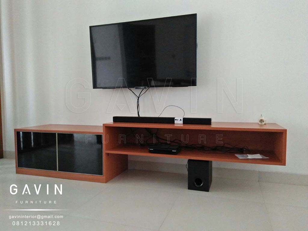 model credenza tv dengan pintu kaca Gavin by Portu