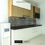 Kitchen set minimalis kombinasi finishing motif kayu & warna putih